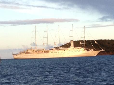 Le Club Méditerranée 2 arrivant à Cruz Bay sur l'île de Saint Johns