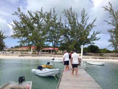 Débarquement de deux touristes sur l'île de Aneguada