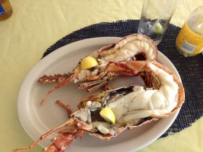 De belles langoustes de 1kg mangées dans une paillote de plage à Aneguada